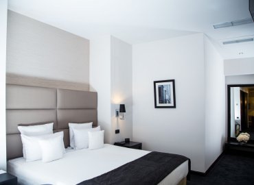 parallel hotel: Junior Suite with North Avenue view